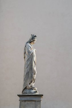 Lublin, Polonya 15 Ekim 2023 Aziz John Katedrali önünde Meryem Ana 'nın heykeli