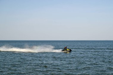Katy Rybackie, Polonya 30 Nisan 2024 Baltık Denizi 'nde sıcak bir yaz gününde su sporlarının tadını çıkaran bir adam.
