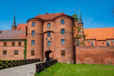 30 Nisan 2024 'te ünlü gotik katedrali ve müzesi ile Astronom Nicolaus Kopernik şehri Frombork' u ziyaret etti.