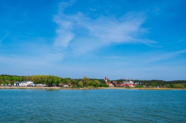 Krynica Morska, Polonya, 30 Nisan 2024 Krinica Morska tatil köyünün Blatic Denizi 'ndeki Vistula Gölünde feribottan görülen dönme dolap manzaralı hali.