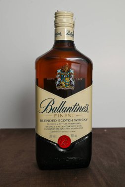 Lublin, Polonya, 20 Kasım 2024 Ballantine 'ın En İyi Karışık Viskisi - İskoçya' dan geleneksel alkollü içecek