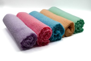 Kazıma eğilimli yüzeyleri temizlemek ve çiziksiz toprağı temizlemek için kullanılan renkli mikrofiber kumaş çeşitleri.