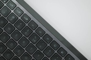 Beyaz arkaplanda izole edilmiş siyah kablosuz bluetooth klavyenin yakın plan görüntüsü
