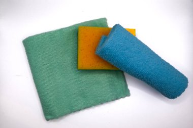 bir mikrofiber temizlik bezi ve banyo süngeri - bulaşık yıkama, temizlik ve temizlik için temel ekipman - beyaz arka planda izole edilmiş