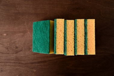Bir sentetik sarı mutfak süngeri. Bulaşık yıkamak için kullanılan süngerler. Yeşil aşındırıcı bir tarafı var.