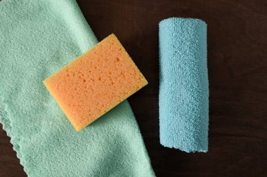 bir mikrofiber temizlik bezi ve banyo süngeri - bulaşık yıkama, temizlik ve temizlik için temel ekipman