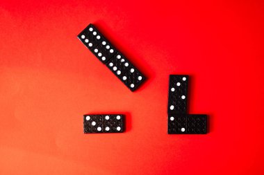 Oyun parçaları ile oynanan domino taşları tabanlı oyun