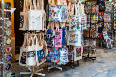 Malaga, İspanya, 30 Aralık 2024 Malaga hatıra eşyaları eski kasabadaki bir hediyelik eşya dükkanının önünde sergilendi.