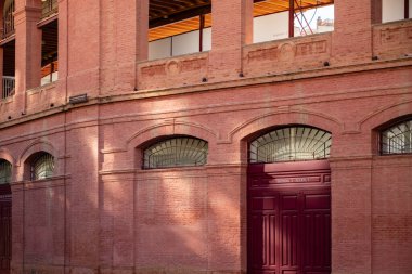 Malaga, Andaluca, İspanya 29 Aralık 2024 La Malagueta, geleneksel İspanyol koridor etkinliklerine ev sahipliği yapmak üzere inşa edilen boğa güreşi arenasının girişi