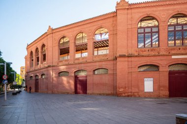 Malaga, Andaluca, İspanya 29 Aralık 2024 La Malagueta, geleneksel İspanyol koridor etkinliklerine ev sahipliği yapmak üzere inşa edilen boğa güreşi arenasının girişi