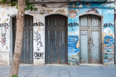Malaga, İspanya, 29 Aralık 2024 Eski şehrin yıkık dökük bir bölgesinde üç kapı ve bir ağaç