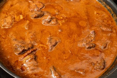 Biberiye ve sebze sosuyla sotelenmiş sığır yanaklarının yakın çekimi.