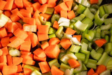 İtalyan usulü yumuşak fritto hazırlamak için havuç, kereviz ve soğan haşlamak. İtalya 'dan gelen çorba ve soslar için bir temel.