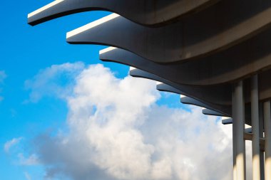 Malaga, Costa del Sol, İspanya 28 Aralık 2024 Palmeral de las Sorpresas, şehir limanındaki ünlü gezinti alanı.