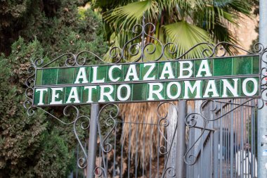 Malaga, İspanya, 28 Aralık 2024 Eski Roma amfitiyatrosu 'Alcazaba Teatro Romano' nun antik mimarisi