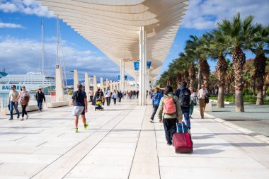 Malaga, Costa del Sol, İspanya 28 Aralık 2024 Palmeral de las Sorpresas, şehir limanındaki ünlü gezinti alanı.