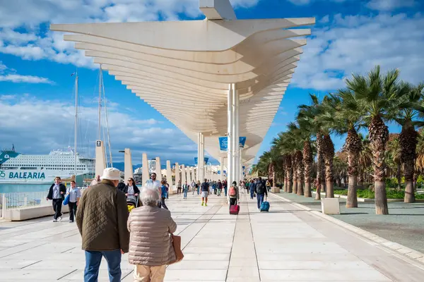 Malaga, Costa del Sol, İspanya 28 Aralık 2024 Palmeral de las Sorpresas, şehir limanındaki ünlü gezinti alanı.