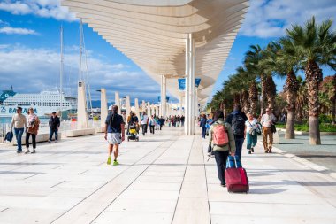 Malaga, Costa del Sol, İspanya 28 Aralık 2024 Palmeral de las Sorpresas, şehir limanındaki ünlü gezinti alanı.