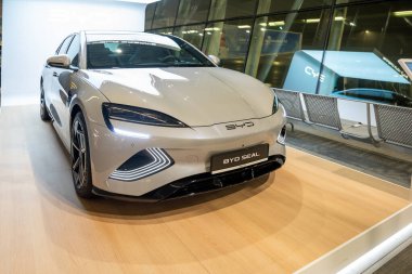 Varşova, Polonya, 27 Aralık 2024 BYD Seal elektrikli orta ölçekli sedan.