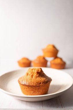 Beyaz arka planda ev yapımı limonlu kekler.