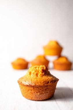 Beyaz arka planda ev yapımı limonlu kekler.