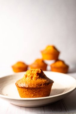 Beyaz arka planda ev yapımı limonlu kekler.