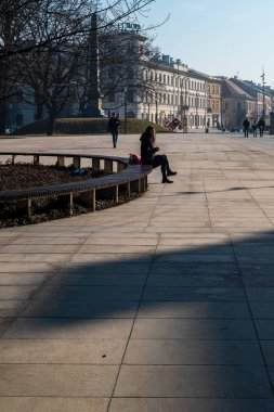 Lublin, Polonya, 08 Mart 2025 Littewski Meydanı güneşli bir kış sabahı