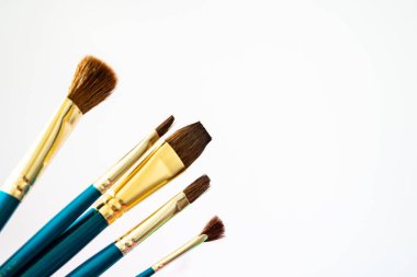 bir suluboya ve yağlı boya fırça seçimi - beyaz üzerine izole edilmiş kopya alanı olan sanat malzemeleri