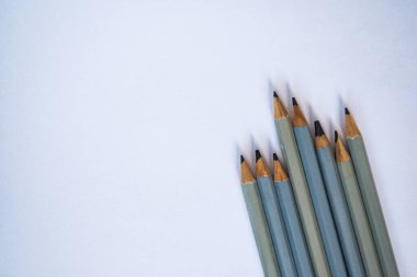 Çeşitli kalınlıkta ve sertlikte gri sanatçı kalemleri seçimi