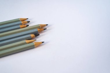 Çeşitli kalınlıkta ve sertlikte gri sanatçı kalemleri seçimi