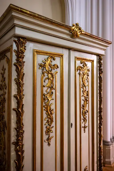 Pulawy, Polonya 08 Mayıs 2025 'te 18. yüzyıldan kalma altın çiçekli barok giysileri.