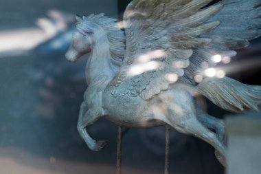 Lublin, Polonya 30 Nisan 2025 Rosenthal porselen pegasus heykelinin yansıması.