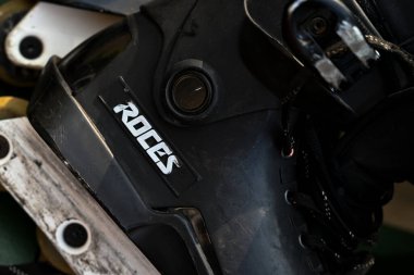 'Roces' marka logosu olan yıpranmış bir paten botunun yakın çekimi.