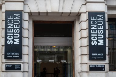 Londra, İngiltere 07 Temmuz 2025 Londra şehir merkezindeki ünlü bilim müzesine giriş