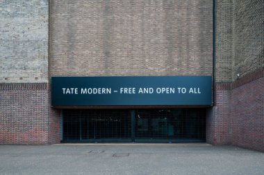 Londra, İngiltere 07 Temmuz 2025 Londra 'daki Tate Modern elektrik santralinin girişi