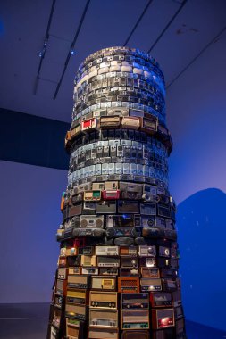 Londra, İngiltere 07 Temmuz 2025 Cildo Mirales 'in bir enstalasyonu Tate Modern Galerisi' nde sergilenmektedir.