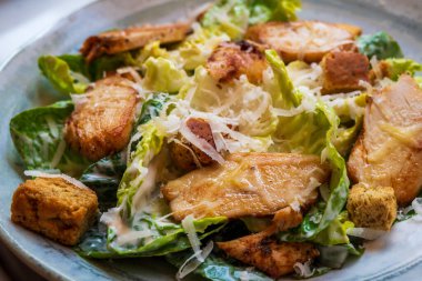 Klasik yemek - Sezar salatası marul, kızarmış ekmek, tavuk, parmesan peyniri