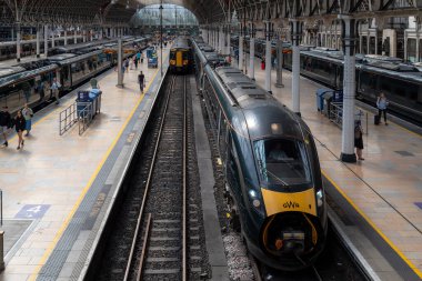 Londra, İngiltere, 08 Temmuz 2025 Modern British GWR (Great Western Railway) treni Paddington İstasyonu 'nda bir platformda duruyor.