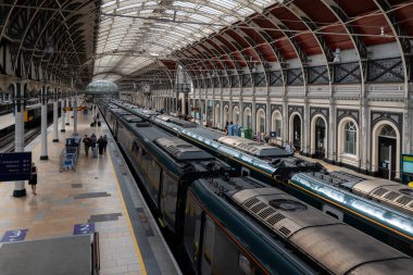 Londra, İngiltere 08 Temmuz 2025 tarihi Paddington Tren İstasyonu manzaralı banliyö turistleri ve trenleri seyahat etmeyi bekliyor