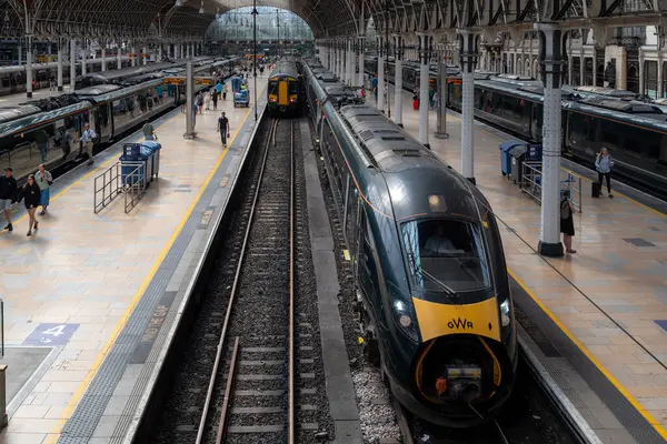 Londra, İngiltere, 08 Temmuz 2025 Modern British GWR (Great Western Railway) treni Paddington İstasyonu 'nda bir platformda duruyor.