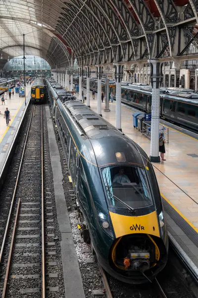 Londra, İngiltere, 08 Temmuz 2025 Modern British GWR (Great Western Railway) treni Paddington İstasyonu 'nda bir platformda duruyor.