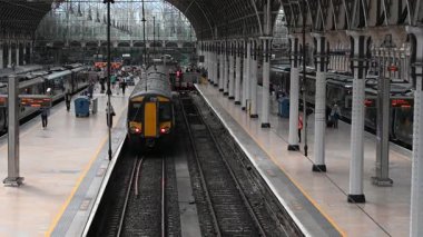 Londra, İngiltere 8 Temmuz 2025 Londra, İngiltere 'deki Paddington tren istasyonundan trene biner.