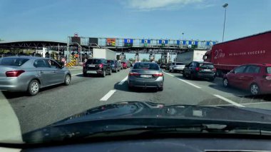 Krakow, Polonya, 30 Eylül 2025 A4 Krakow-Katowice otoyol gişesinde otomobil ve kamyon kuyruğu