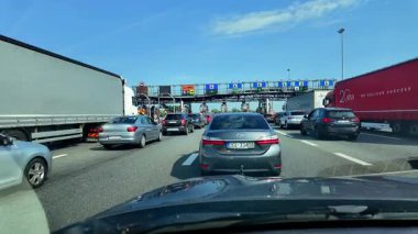 Krakow, Polonya, 30 Eylül 2025 A4 Krakow-Katowice otoyol gişesinde otomobil ve kamyon kuyruğu