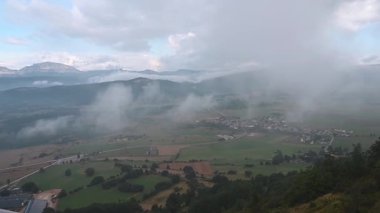 Vassieux-en-Vercors 'un üzerine yağan yağmurlu bir bulut Fransa' nın Drome departmanındaki Alp öncesi dağlar.