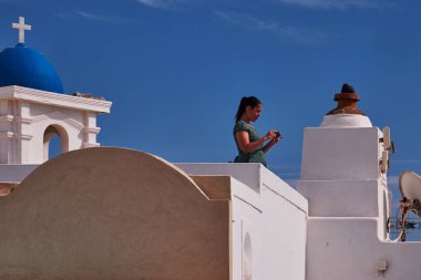 Genç Kadın Mavi Kubbeli Bir Kilise Yakınında Fotoğraf Çekiyor - Imerovigli Köyü, Santorini Adası, Yunanistan