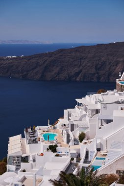 Yunanistan 'ın Santorini Adası' ndaki Imerovigli Köyünün Panoramik Hava Görüntüsü - Caldera Kayalıklarındaki Geleneksel Beyaz Evler