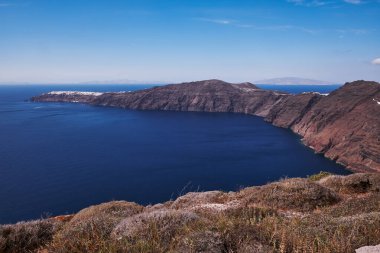 Yunanistan 'ın Santorini Adası' ndaki Oia Köyü 'nün Panoramik Hava Görüntüsü - Caldera Kayalıklarında Geleneksel Beyaz Evler