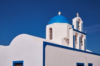 Aziz Mark Kutsal Ortodoks Kilisesi Üç Çan Kulesi ve Mavi Kubbesi - Santorini Adası, Yunanistan