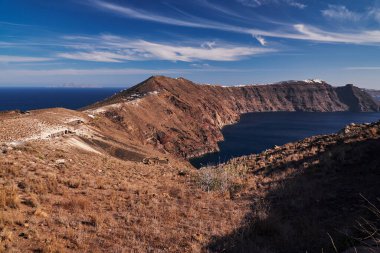 Yunanistan 'ın Santorini Adası' ndaki Caldera Uçurumlarının Panoramik Hava Görüntüsü - Oia 'ya Yürüyen Patika - Volkan